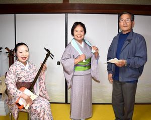 三味線奏者の藍さん（左）と文化祭に出演する近藤さん（中）、近本さん＝那賀町中山の中山公民館