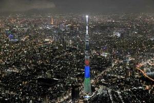 　ライトアップされる東京スカイツリー。奥は東京タワー