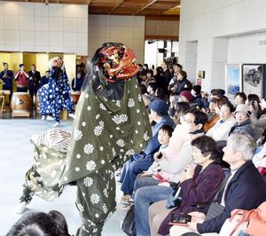 獅子舞を楽しむ観客＝徳島城博物館