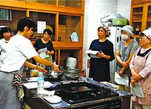 相生晩茶の葉を入れたクッキーの作り方を学ぶ参加者=那賀町木頭和無田の木頭文化会館
