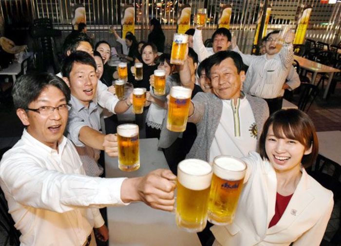 乾杯に気分上々 徳島市でビアガーデン開業 経済 徳島ニュース 徳島新聞