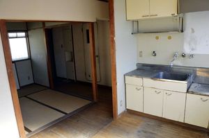 空き部屋のまま放置されている徳島市営末広団地の一室。床が変色するなど、老朽化が目立つ＝同市末広４