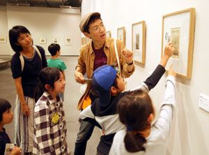 子どもたちに芸術に親しんでもらおうと開かれている「こども鑑賞クラブ」＝徳島市の県立近代美術館
