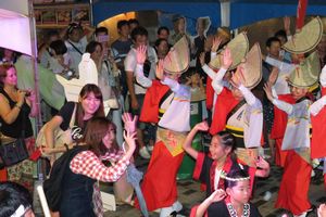 阿波踊りの輪に加わって楽しむ観光客ら＝大阪市内