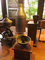 渋沢栄一がフランスに行った当時、使われていたコーヒー豆の焙煎機(中央奥)やミル=徳島市山城西1のコーヒーワークス