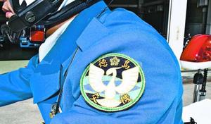 オリジナルエンブレムを着けた白バイ隊の制服=松茂町の県警交通機動隊