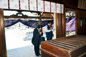 県護国神社の参拝客。正月三が日に訪れた人数は過去最多を更新した＝徳島市雑賀町
