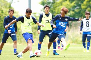 岐阜戦での勝ち点３獲得を目指す徳島の選手たち＝徳島スポーツビレッジ