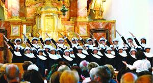 歌声を響かせる徳島少年少女合唱団=21日、ドイツ・ボン市のナーメン・イエズス教会