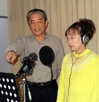 「徳島ほんまじゃ節」を作詞した東根さん（左）と歌を担当する山本さん＝徳島市大原町