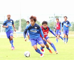 ３試合ぶりの白星を目指し、岐阜戦に向け練習に励む徳島の選手たち＝徳島スポーツビレッジ