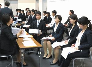 徳島での就職に向け企業の採用担当者から説明を聞く学生ら＝大阪市