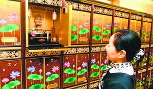 室内に整然と並ぶロッカー式の納骨堂。高齢者も足を運びやすい=徳島市の観音聖陵