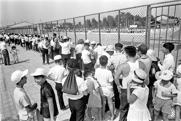 順番待ちする子どもたち　徳島市民プール　1967(昭和42)年
