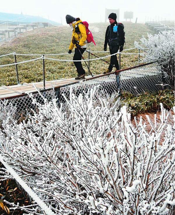 剣山で初雪と初冠雪観測