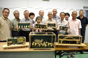 初の単独作品展を開く竹人形サークルのメンバー＝徳島市南末広町の県立中央テクノスクール