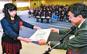 表彰状を受け取る大本さん(左)=徳島市の新聞放送会館