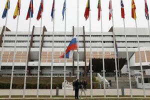 　３月、フランス・ストラスブールの欧州評議会で取り外されるロシア国旗（ＡＰ＝共同）