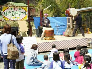 ほたる村まつりで太鼓を演奏する山内さん(中央)=2005年3月26日、旧日和佐町山河内
