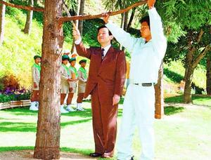 全国育樹祭で枝打ちされる皇太子さま=2004年10月、神山町の神山森林公園