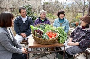 ツアーの会場となる庭で、当日収穫する野菜を持ち寄って話し合う武澤代表（左から２人目）らグリーンツーリズムコミュニティのメンバー＝阿波市阿波町西林