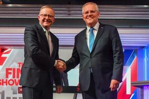 　握手する保守連合のモリソン首相（右）と最大野党、労働党のアルバニージー党首＝１１日、オーストラリア・シドニー（ＡＰ＝共同）