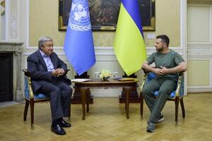 　国連のグテレス事務総長（左）と会談するウクライナのゼレンスキー大統領＝１８日、リビウ（ウクライナ大統領府提供・ゲッティ＝共同）