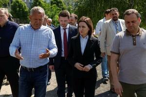 　２７日、ウクライナ・キーウ近郊ブチャを訪れたモルドバのサンドゥ大統領（中央）（ロイター＝共同）