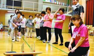 輪投げを楽しむ高齢者ら=吉野川市美郷の市ふるさとセンター