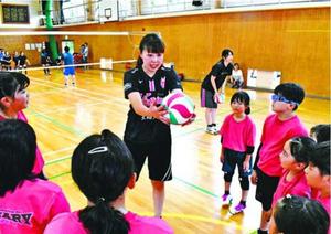 筒井さん(中央)から指導を受ける選手=小松島市立江町の立江体育館