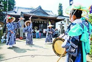 五穀豊穣などを祈って踊る住民ら=徳島市上八万町の宅宮神社