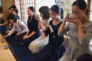 観月茶会で抹茶を楽しむ参加者＝徳島城博物館