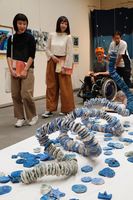 藍色を使った作品など個性的な力作が並ぶエナジー２０１７＝県立２１世紀館