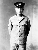 館山砲術学校時代の樫原哲男さん=1944年、千葉県館山市