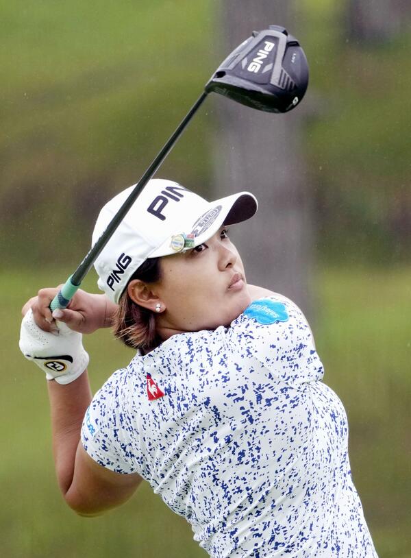 鈴木愛、1年8カ月ぶり優勝　女子ゴルフ