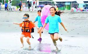 元気よく海に入る子ども=徳島市の小松海水浴場ウィズアズマ建設