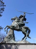 史跡・旗山の山上に建立された義経騎馬像。小松島には、義経上陸にちなむ地名や伝説が数多く残っている