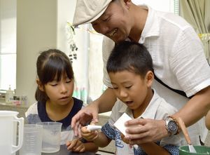 恐竜の歯のレプリカを作る参加者＝徳島市の県立博物館