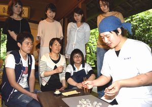 瀧口さん（右端）から練り切りの作り方を教わる参加者＝勝浦町坂本の森本家住宅
