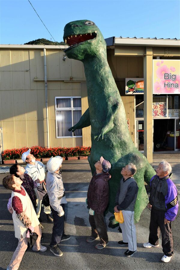 徳島・勝浦に巨大恐竜出現　住民団体、化石の町PRへ模型設置