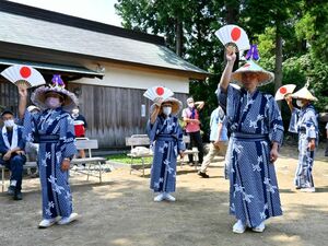 五穀豊穣などを祈って踊る氏子=徳島市上八万町の宅宮神社
