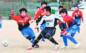 少年の部2回戦・板野対池田　激しく競り合う両チームの選手=吉野川市総合スポーツ運動場