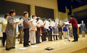海部刀をテーマにした歌の練習に励む合唱グループ「たんぽぽ」のメンバー＝海陽町四方原の海南文化館ホール