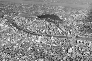 徳島市中心部を捉えた航空写真。ビルの数や道路の様子がずいぶん違う＝1972(昭和47)年、本社所蔵写真