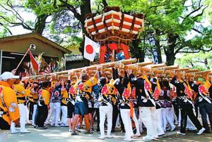 日和佐八幡神社の秋祭りで担ぎ手たちに持ち上げられる約1トンのちょうさ=2017年10月、美波町日和佐浦