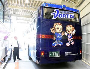 徳島ヴォルティスの応援ツアーで使われているバス＝徳島市出来島本町４の阿波交通
