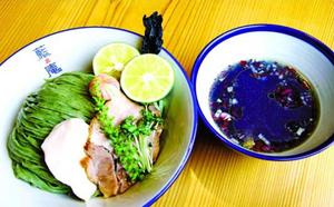 藍を麺に練り込んだ「阿波藍恋つけ麺」=美波町奥河内の藍庵
