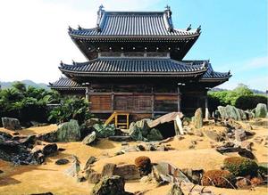 本堂が210年ぶりに修繕され、庭と一体となって豪壮に見える国分寺=徳島市国府町矢野