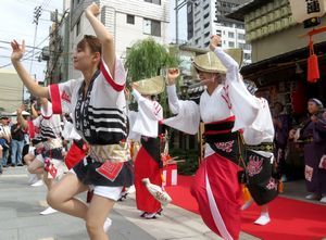 開場１０周年を迎えた繁昌亭の前で阿波踊りを披露するはなしか連の連員ら＝大阪市北区