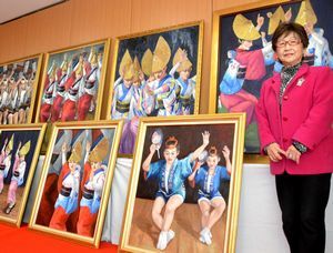 板野町に贈呈した８枚の絵の前に立つ和田さん。各地に贈った絵はこれで１０４枚になった＝同町役場